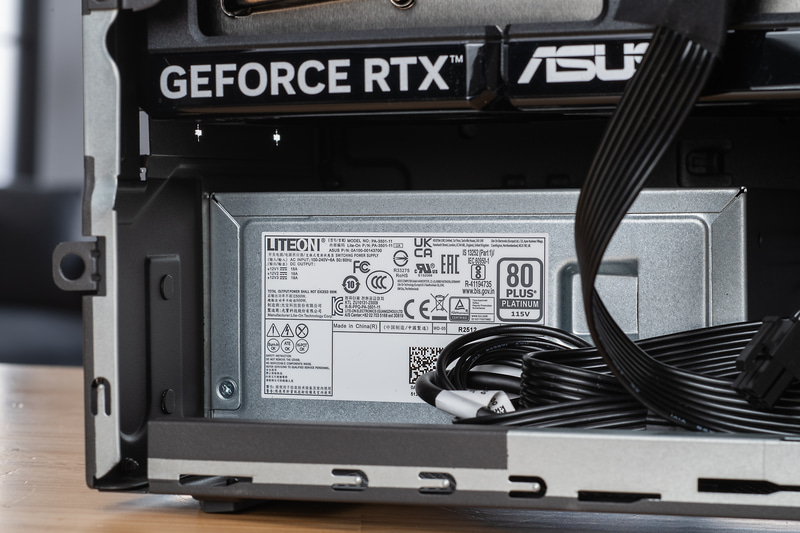 電源の出力は500Wで電力効率に優れる80PLUS Platinum認証を取得したものが搭載されていた