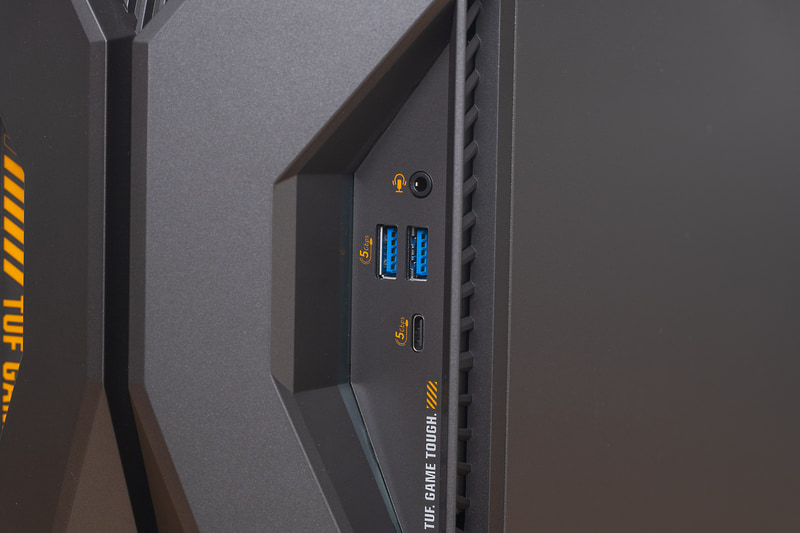 前面にはUSB 3.2 Gen 1 2基、USB 3.2 Gen 1 Type-C、ヘッドセット端子を用意