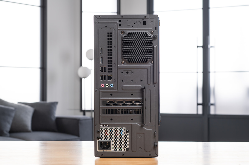 背面にはHDMIとDisplayPort出力、Gigabit Ethernet、USB 2.0 4基、サウンド入出力がある