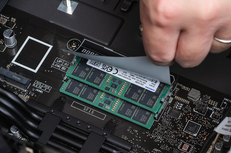 メモリスロットは埋まっているので大容量化するには交換するしかない