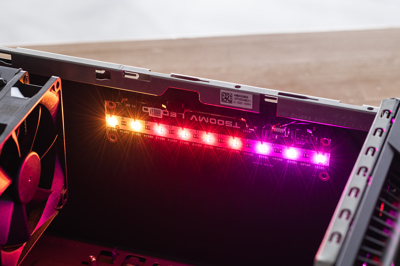 LEDが正面と天板の裏にあり、カラーや発光パターンを自由に変えられる