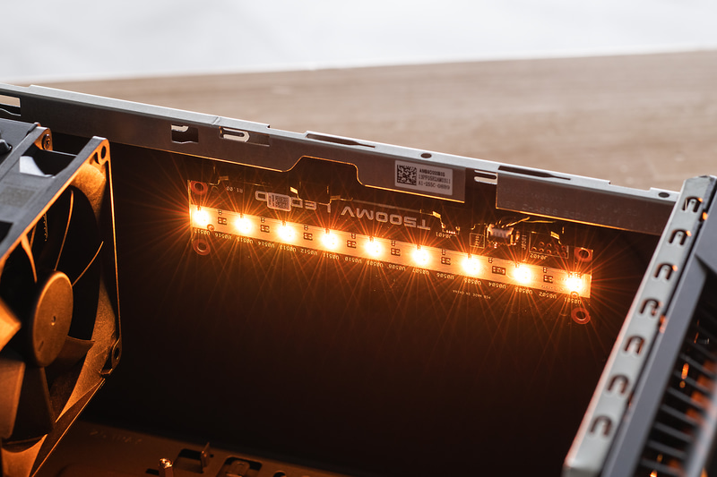 LEDが正面と天板の裏にあり、カラーや発光パターンを自由に変えられる