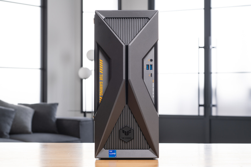 単体だと大きく見えてしまうが、500mlのペットボトルなどと並べてみるとそのコンパクトさが分かる。サイズは155.5×296.4×347mm(幅×奥行き×高さ)だ