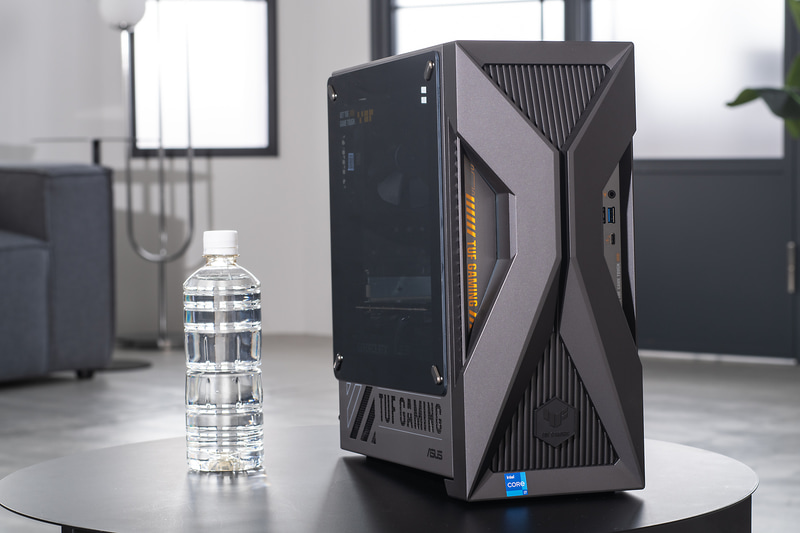 単体だと大きく見えてしまうが、500mlのペットボトルなどと並べてみるとそのコンパクトさが分かる。サイズは155.5×296.4×347mm(幅×奥行き×高さ)だ