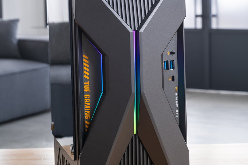 LEDが正面と天板の裏にあり、カラーや発光パターンを自由に変えられる