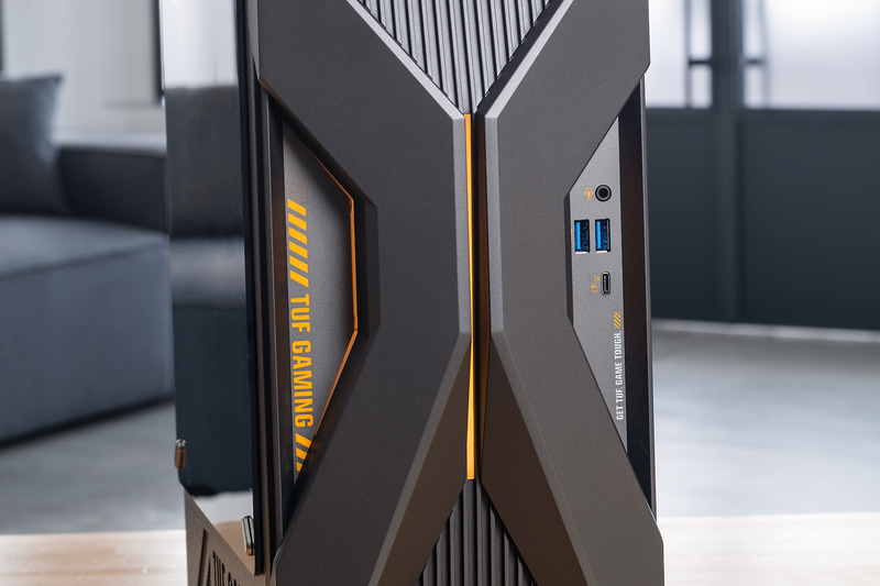 LEDが正面と天板の裏にあり、カラーや発光パターンを自由に変えられる