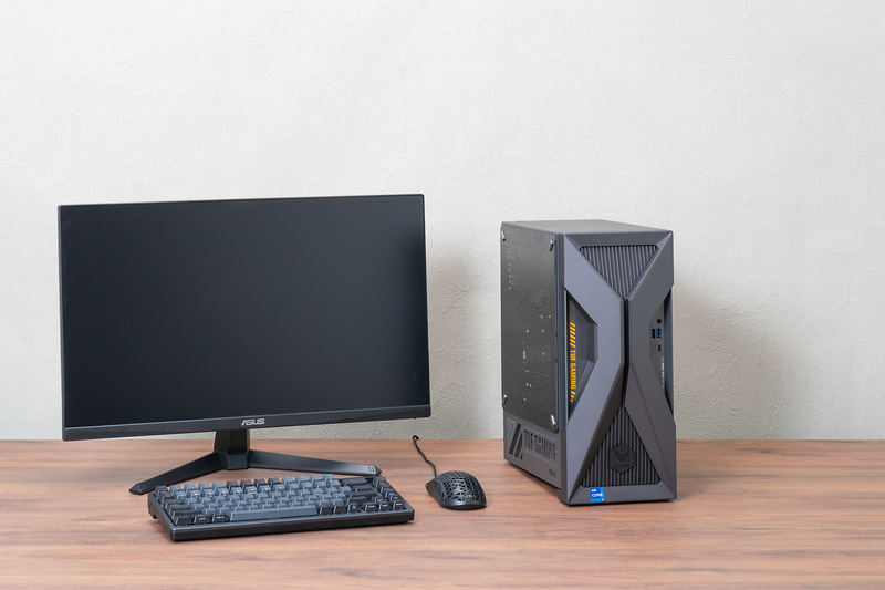 デスク上に配置。TUF Gaming T500 T500MVなら、デスクにおいても全然邪魔にならない。ちなみに写真のモニターのサイズは24型だ