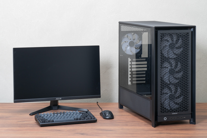 さすがにフルタワーをデスク上に置くと、キーボードやマウスよりも手前に来てしまっていて圧迫感が強い