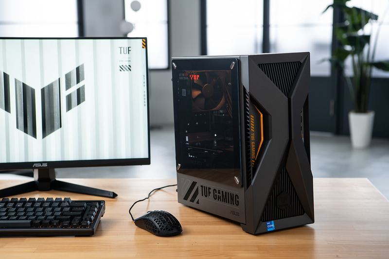 ASUS「<a href="https://store.asus.com/jp/asus-tuf-gaming-t500-t500mv.html" class="n" target="_blank">TUF Gaming T500 T500MV</a>)」ASUS Storeでの直販価格は13万9,800円から。CPUやGPU、メモリの容量違いなどで6機種がラインナップされている