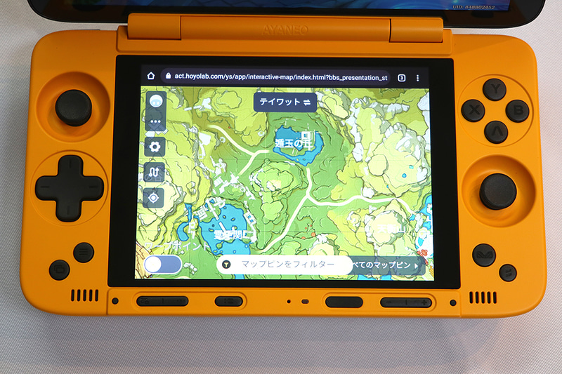 サブディスプレイは1,024×768ドット。攻略情報の表示やレトロゲームのプレイに向く