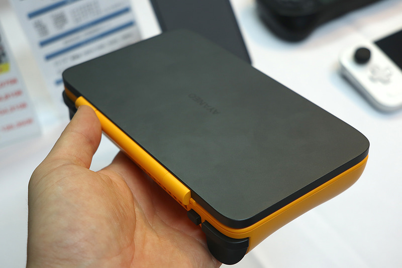 天板はCNC削り出しの金属となっており、OLEDの放熱に一役買っている