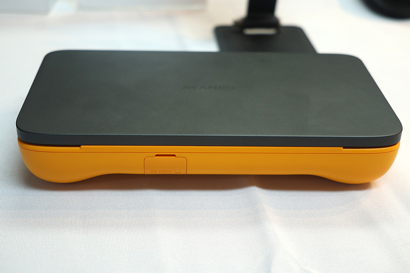 本体前面にmicroSDカードスロットを搭載