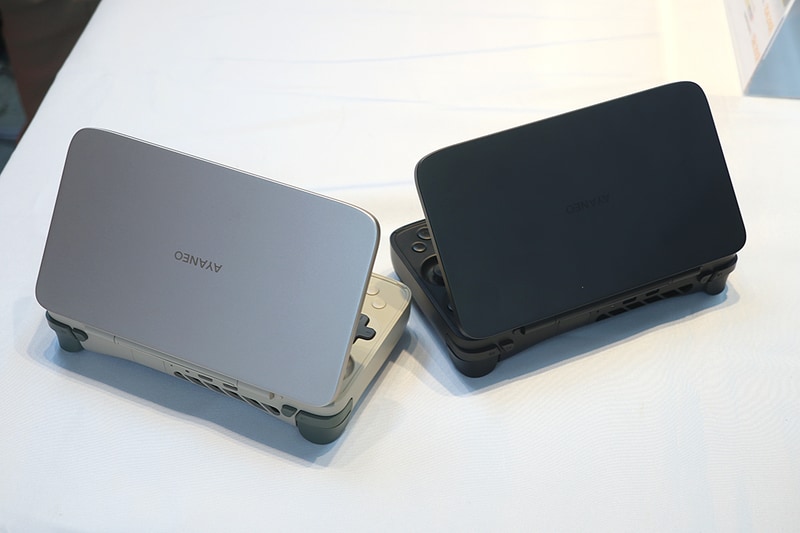 レトロパワー(左)はシャンパンゴールドのような色に