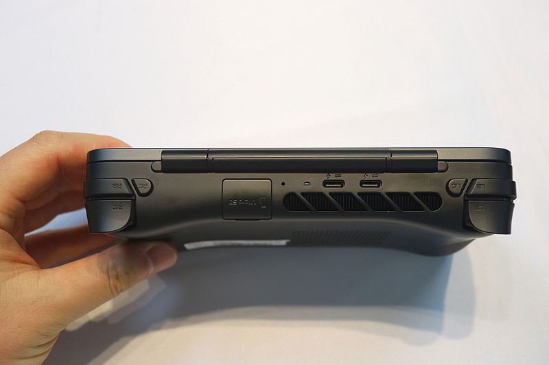 背面はUSB4を2基搭載