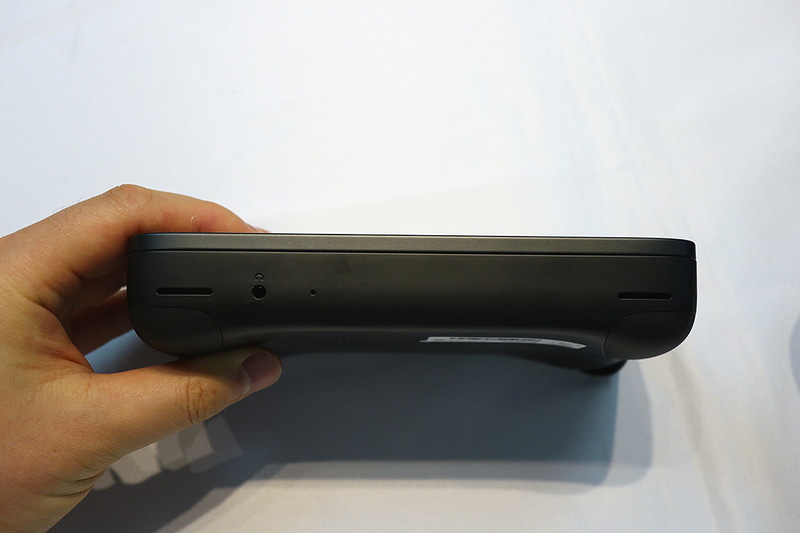 本体前面はスピーカーと3.5mm音声出力を備える