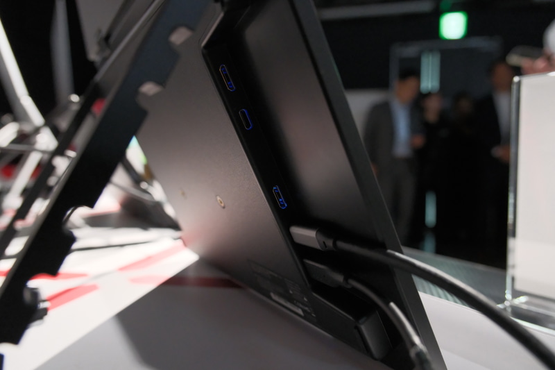 左側インターフェイス。ケーブル接続時に、コネクタ部分が本体横に飛び出さないレイアウトになっている