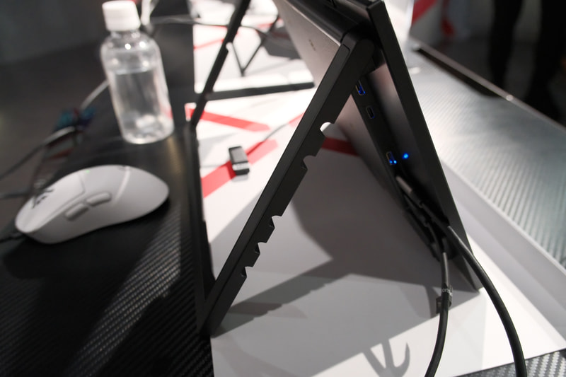 スタンド部分はケーブルにあわせた切り欠きも設けられている