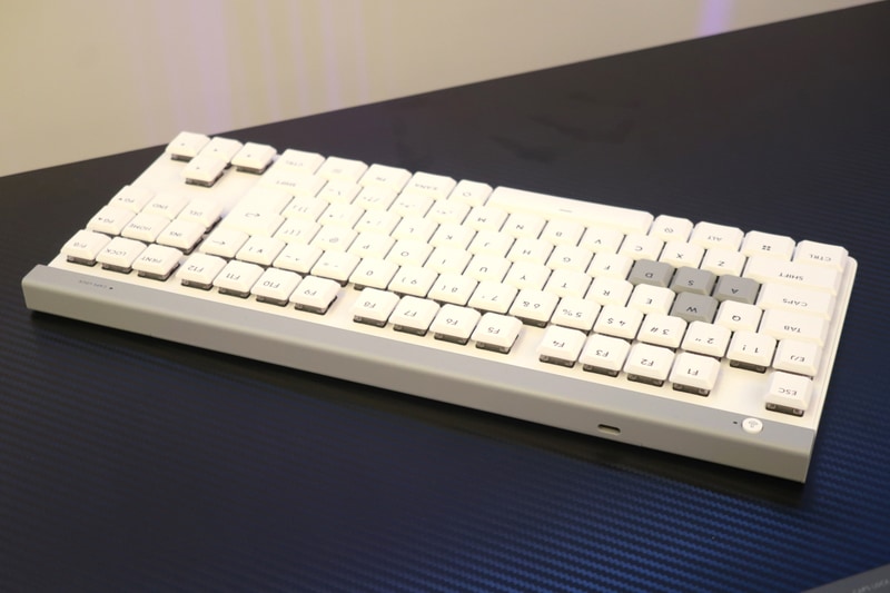 背面はUSB Type-Cでケーブル着脱式だ