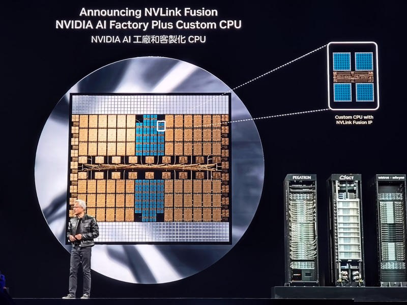 COMPUTEX 2025の基調講演でNVLink Fusionの構想を発表する、NVIDIA CEO ジェンスン・フアン氏