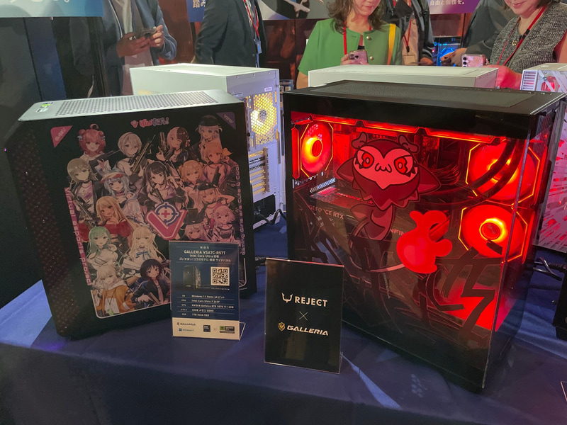 ぶいすぽっ!コラボモデル(左、現行製品)およびREJECTコラボモデル(右)