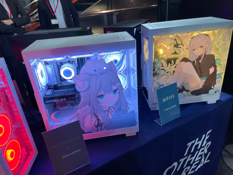 Nachonekoコラボモデル(左)および猫麦とろろコラボモデル(右)