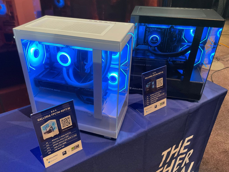 FPC7M-R57T-W(左)およびFPC7M-R57T-B(右)