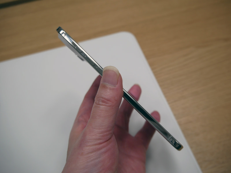 5.6mmの厚みは史上最薄。持ち歩きたくなる薄さだ