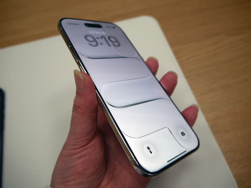 iPhone Airを手に持ってみた。なかなか軽い