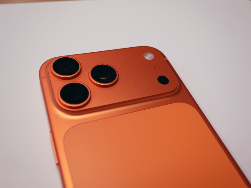 48MP Fusionメイン、48MP Fusion超広角、48MP Fusion望遠を搭載