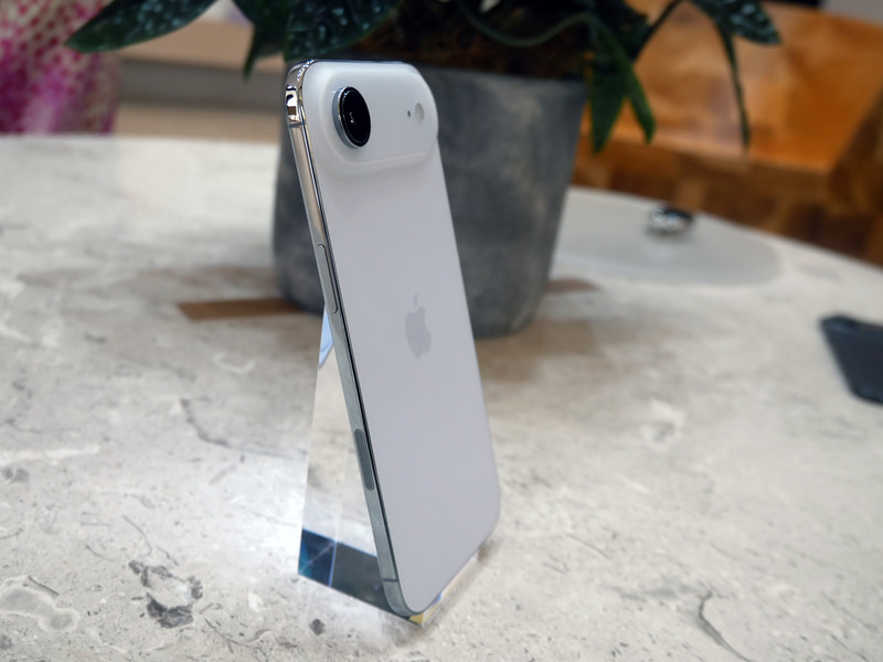 薄さが際立つiPhone Air