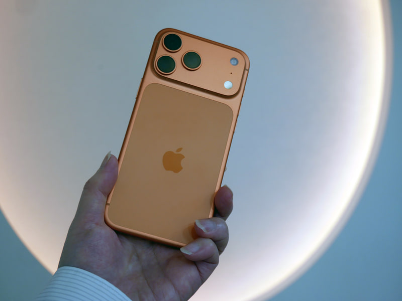 コズミックオレンジはインパクトがあるカラーだ