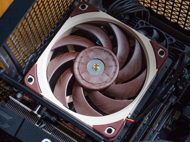 Noctua NF-A12x25を装着。風の向きは吹き付け(ヒートシンク側へ)となる