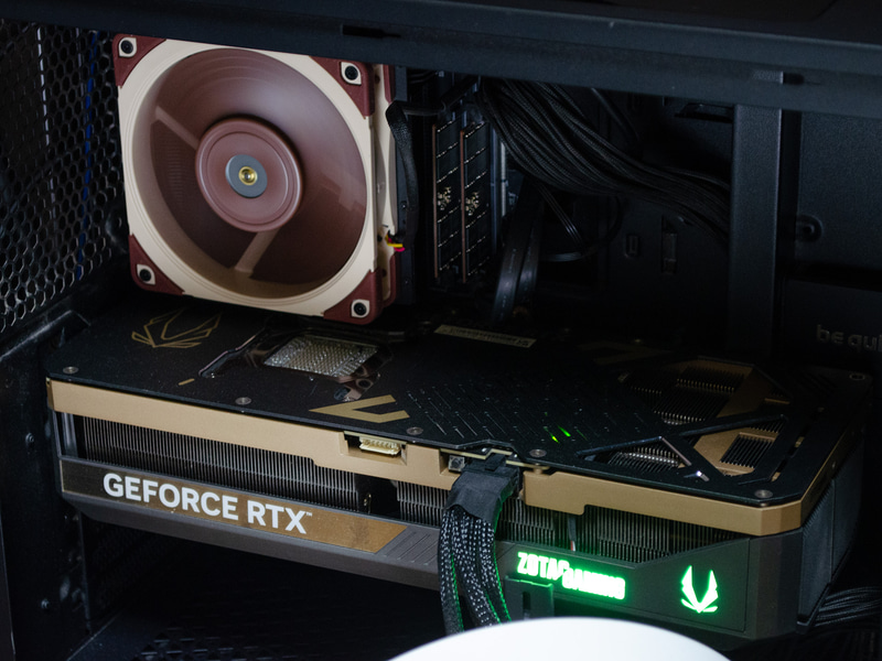 動作中のメインAI PC。右下にあるのはサーキュレータ