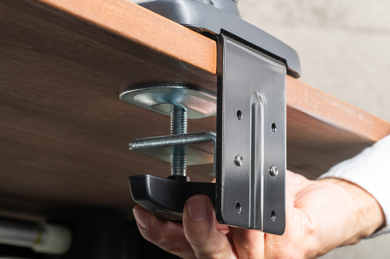 下側から回して締め込んでいく。固定位置や姿勢によっては力を入れにくい場合も