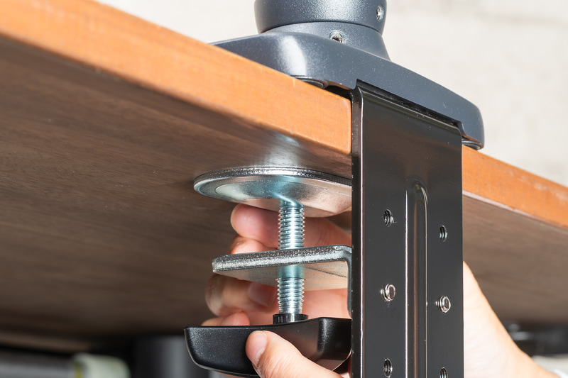 ノブを締め込んでいくと受け皿も動きやすい。片手で押さえながらの作業になりがち