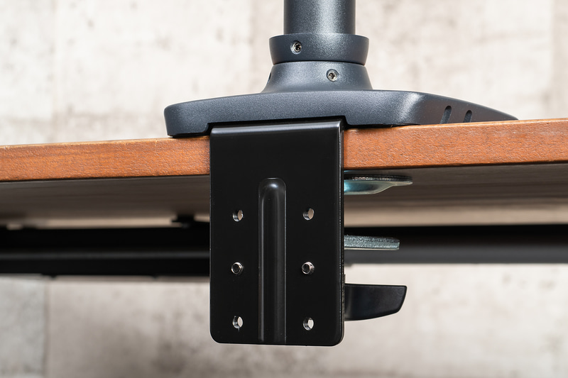 ノブ周りが下方向に飛び出るので、デスク下の見栄えはあまり良くないかも