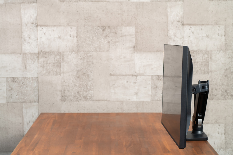 上アームのみにすれば最小限の張り出しで設置可能