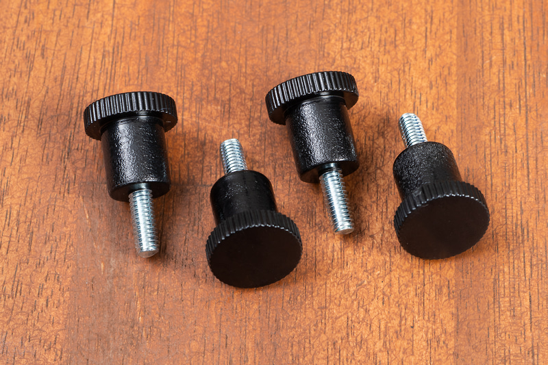 ブラケットをモニターにネジ留めするときは、付属の手締めできるネジが使える