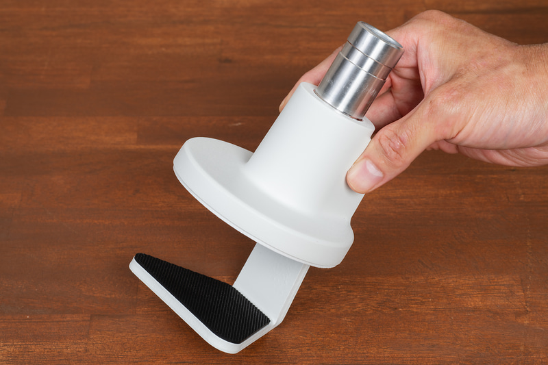 挟み込む金具の裏側はラバーのような柔軟性のある素材が貼られている