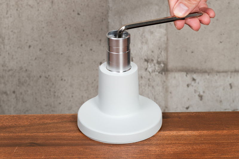 デスク表側から付属の六角レンチで締め込めるので楽な姿勢で作業できる