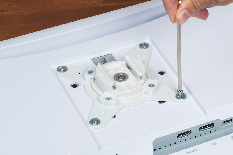 モニターにブラケットをネジ留め