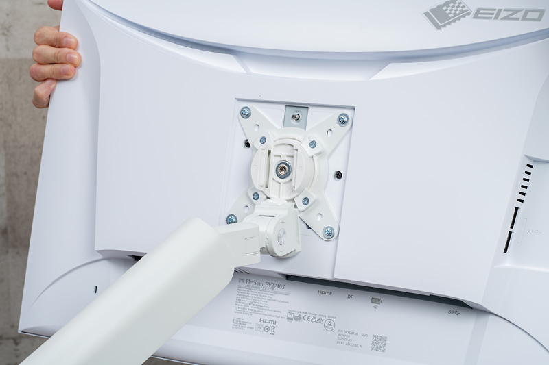 それを上アーム先端にあるパーツ部分に差し込む