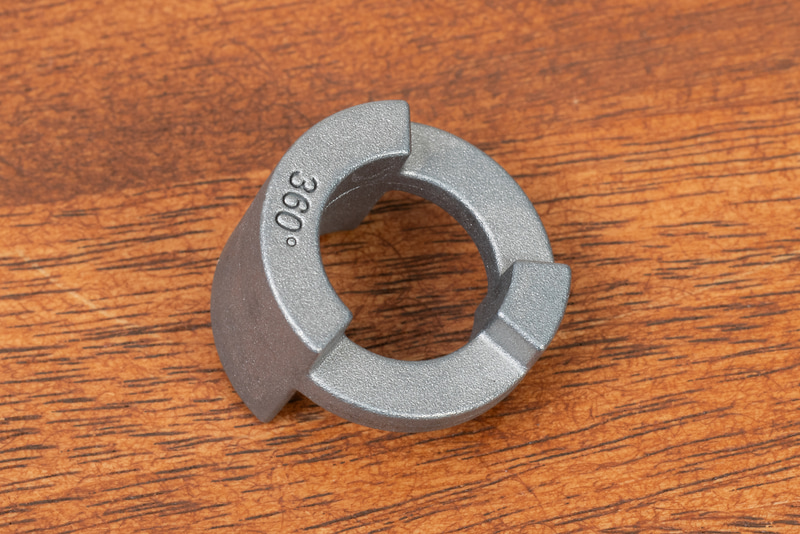 スリーブベアリングの表裏でアームの回転を360度にするか、180度にするか選べるようになっている