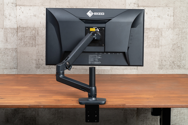 27型モニターを取り付けたエルゴトロンのモニターアーム