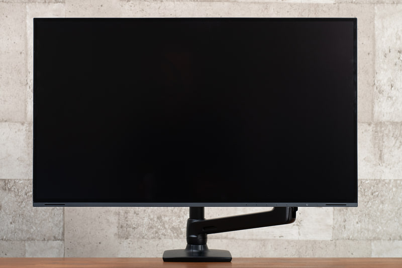 27型モニターを取り付けたエルゴトロンのモニターアーム