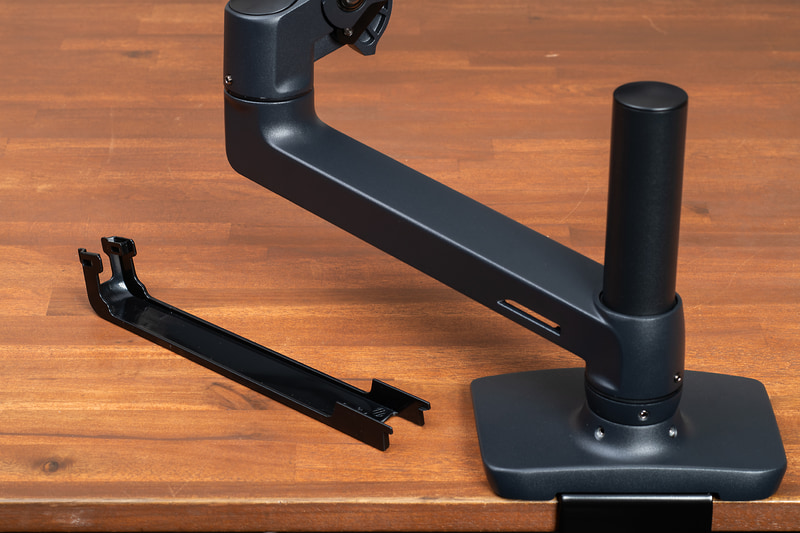 下アームにはケーブルを隠せる場所がある