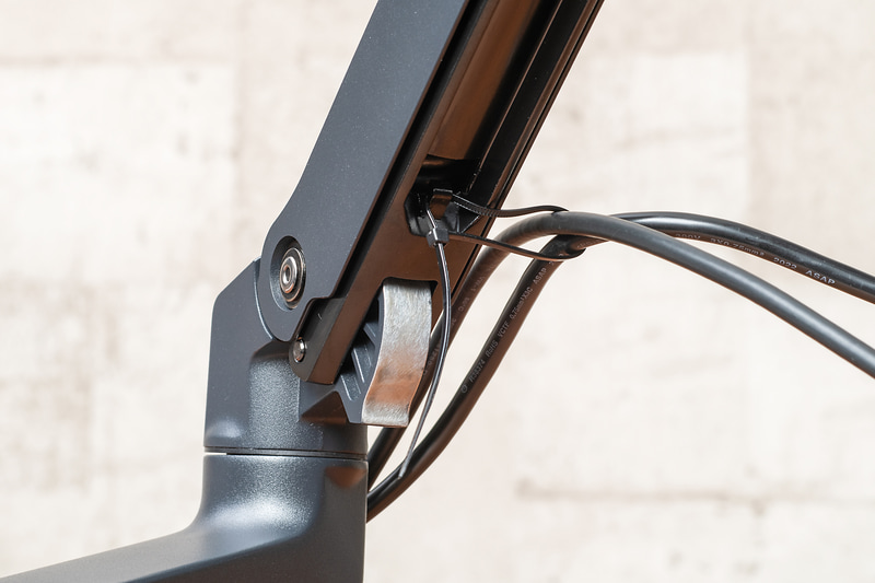 上アームではツメに結束バンドを引っ掛けてケーブルをまとめる