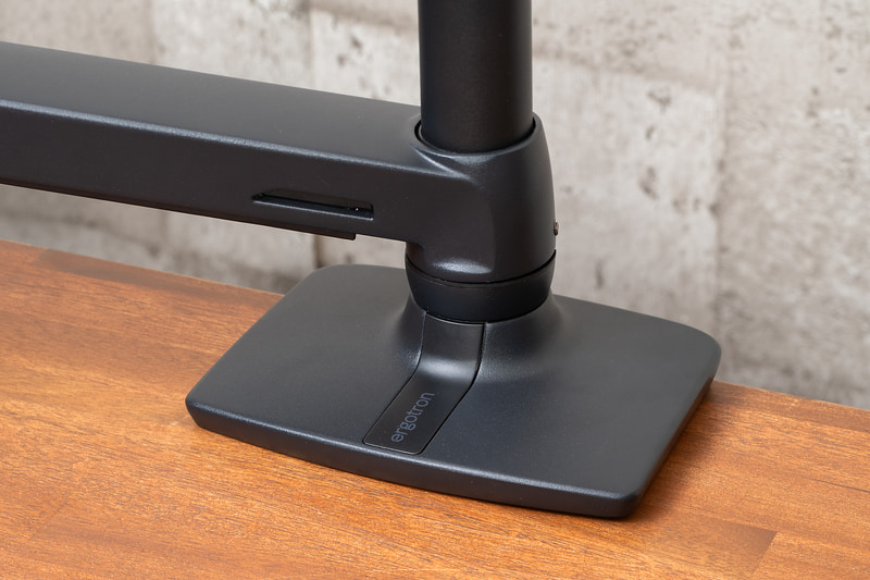 ベース部は安定感のありそうな幅広形状