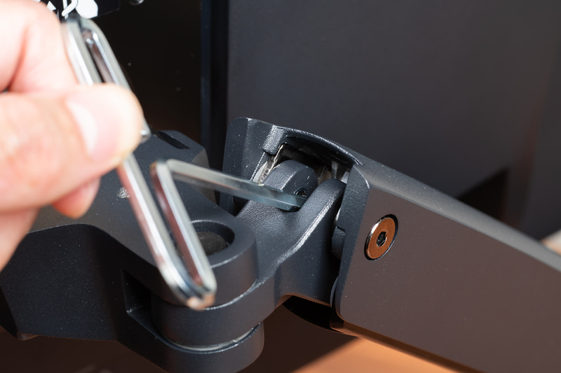 上下昇降の強さ調節用のボルトは少し届きにくいところにある