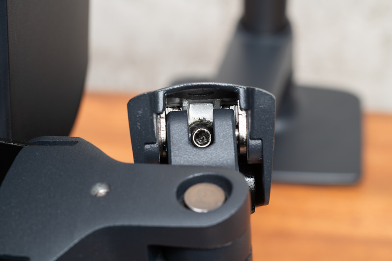 上下昇降の強さ調節用のボルトは少し届きにくいところにある